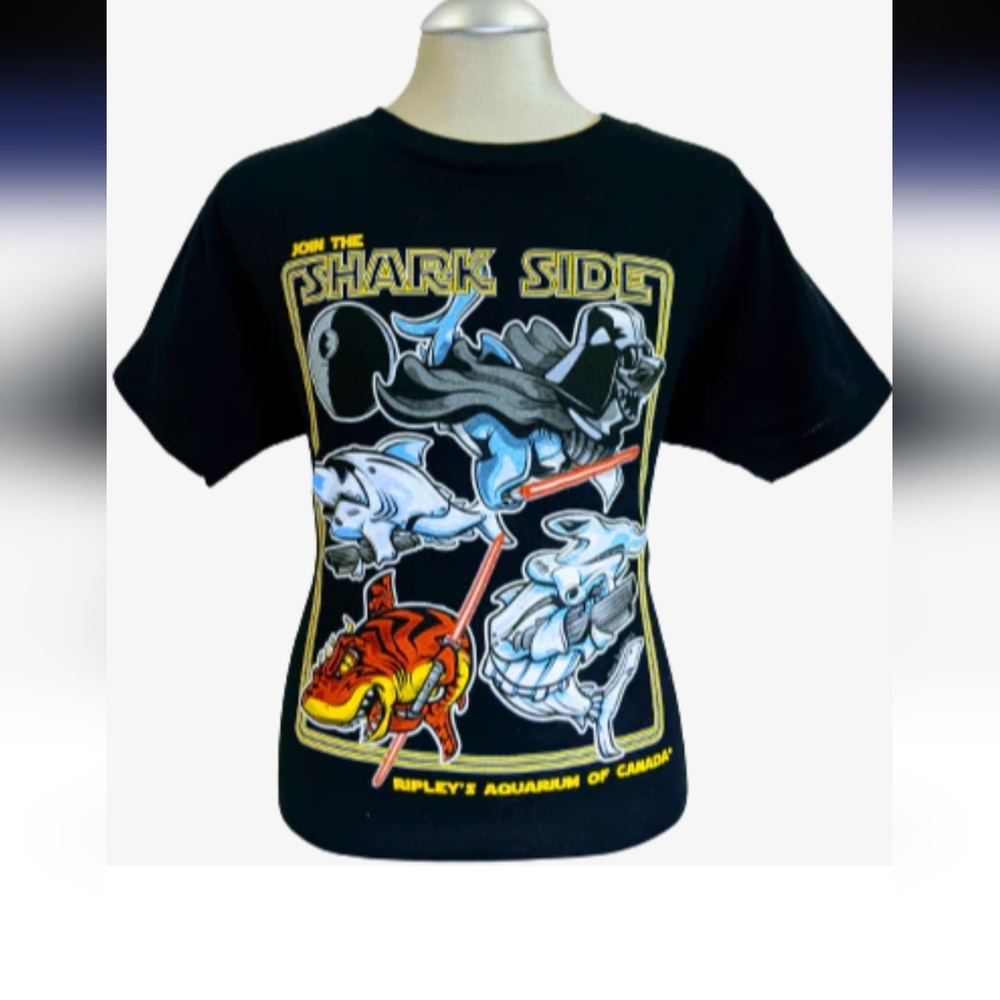 Ripley's Aquarium Canada Join the shark side t-shirt S